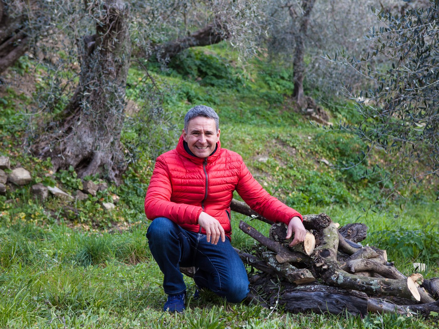 Antonio Fasolo zwischen seinen Olivenbäumen bei Chiusanico