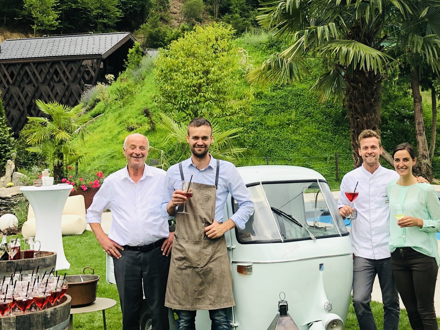 Die Familie Pichler mit der cremeweißen Ape und dem JoRo-Spritz am Torggler Hof in Südtirol