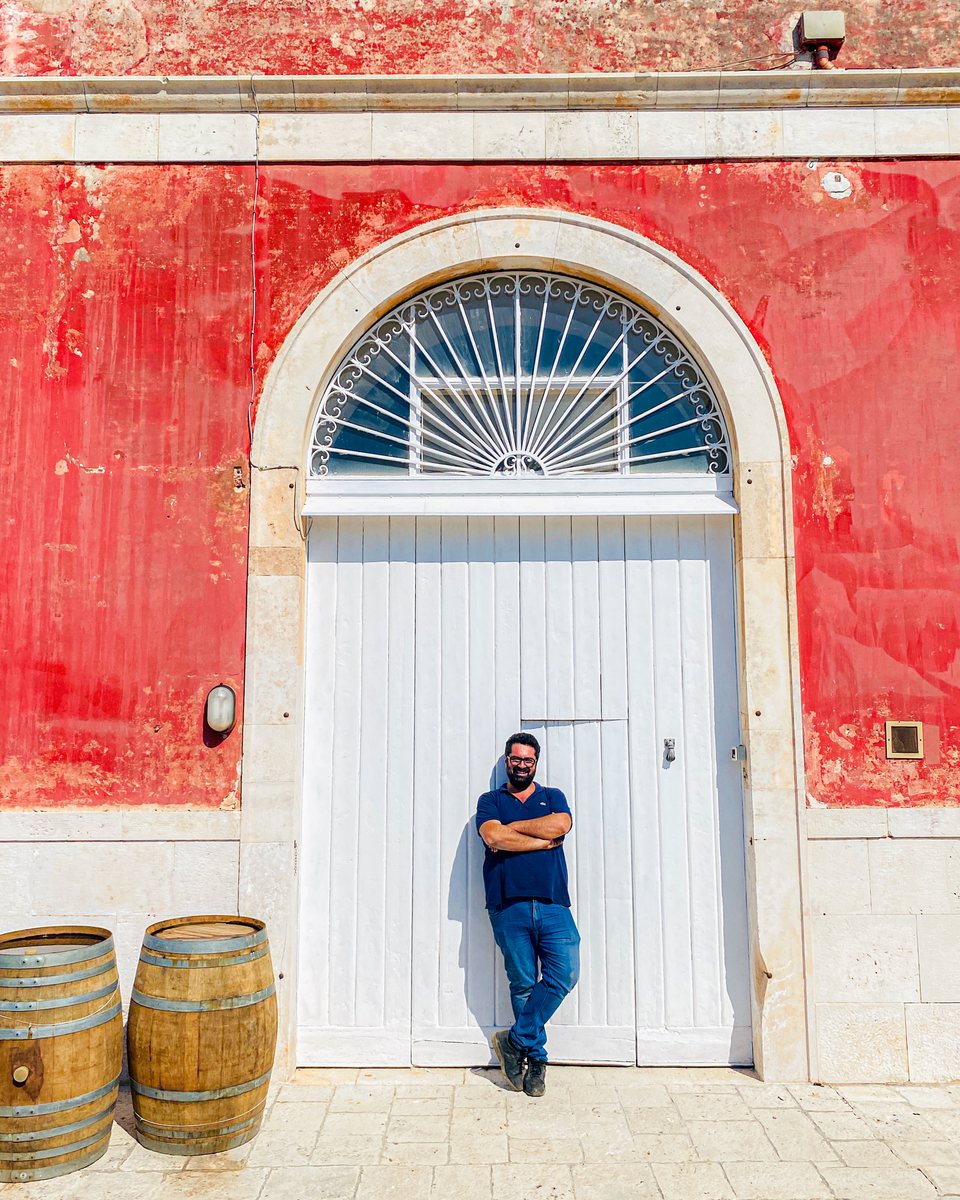 Giovanni Aiello vor der roten Fassade seiner Cantina