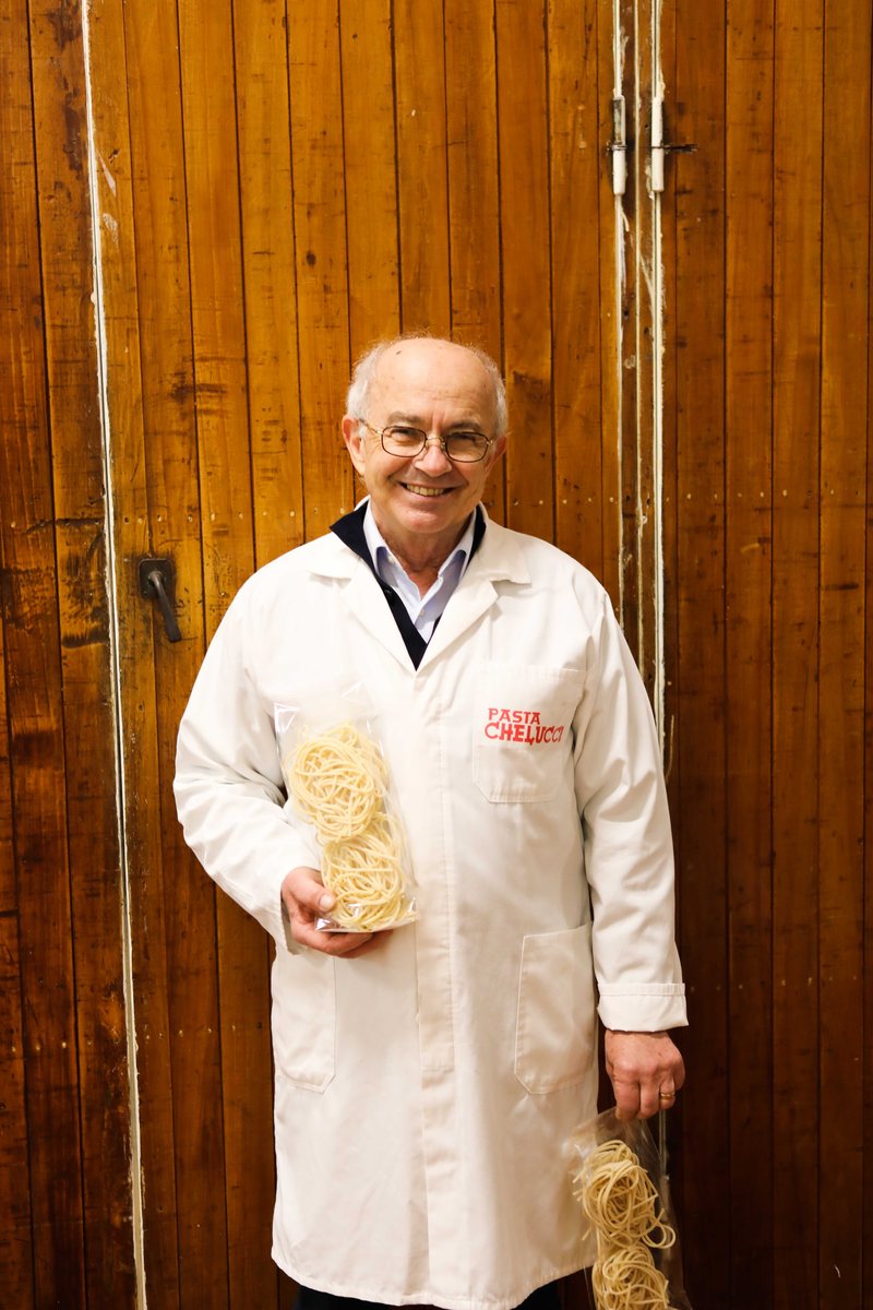 Giuseppe Chelucci mit einer Handvoll Pici im Pastificio
