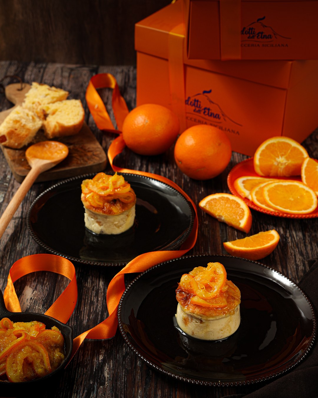 Panettone-Pudding mit Orange — die Zutaten und das fertige Gericht, fotografiert von Stefania Lettini