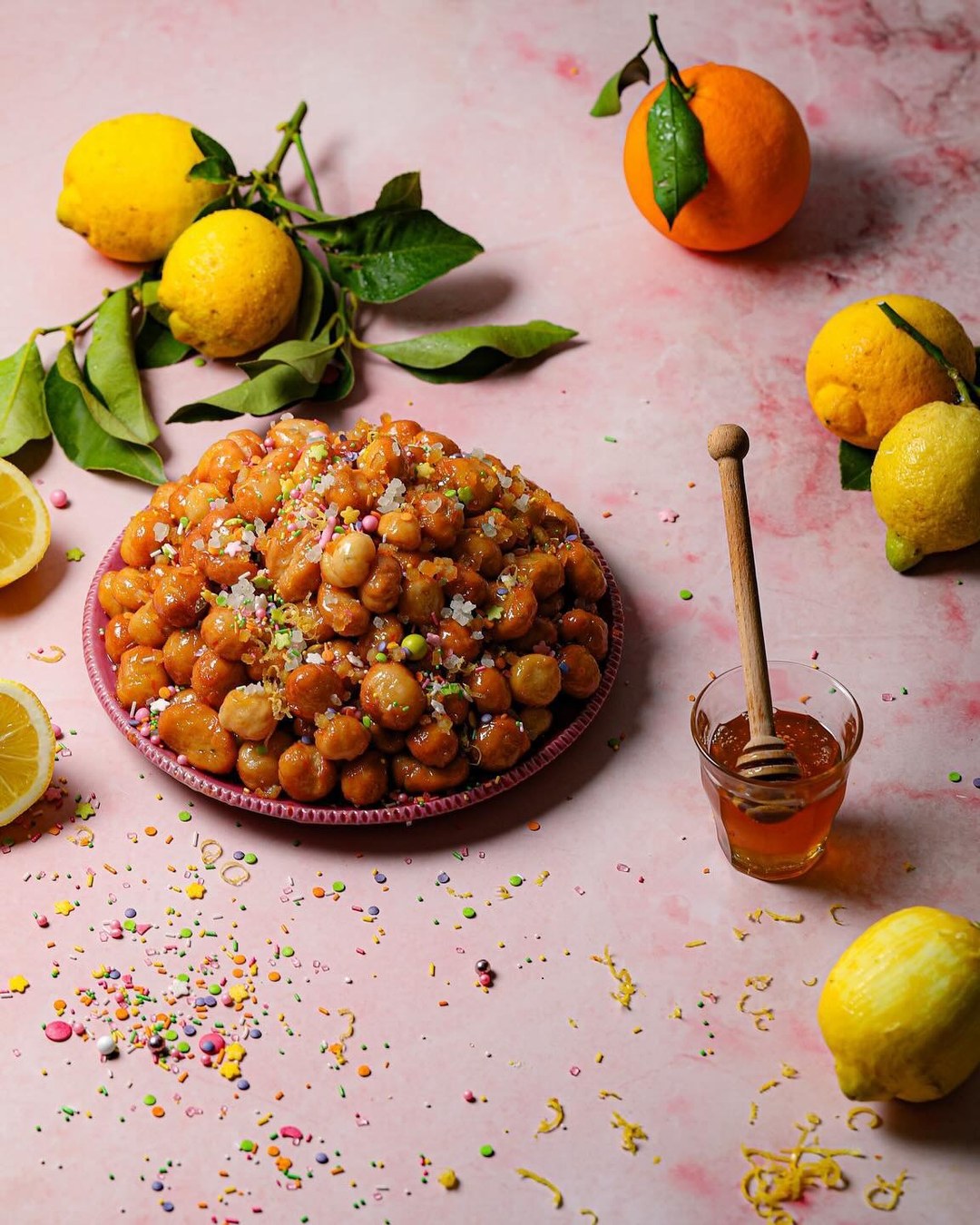 Struffoli alla Napoletana — die Zutaten und das fertige Gericht, fotografiert von Stefania Lettini